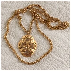 Large Vintage gold Trifari necklace ❤️